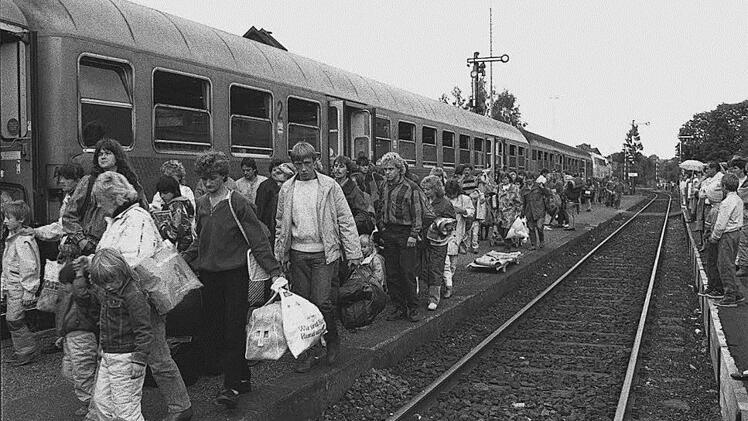 Ein Sonderzug bringt DDR-Bürger aus Prag via Hof nach Hammelburg. Fotos: Archiv