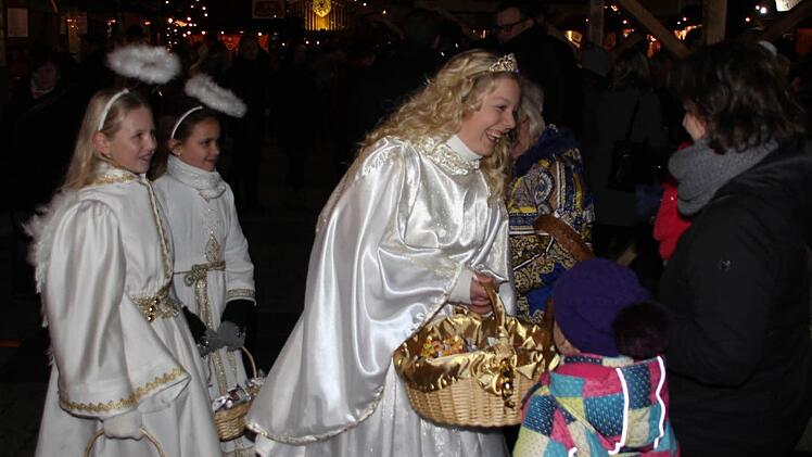 Christkind Lara Schug und seine Engel verteilten Süßes an die Kinder.  Fotos: Friedwald Schedel