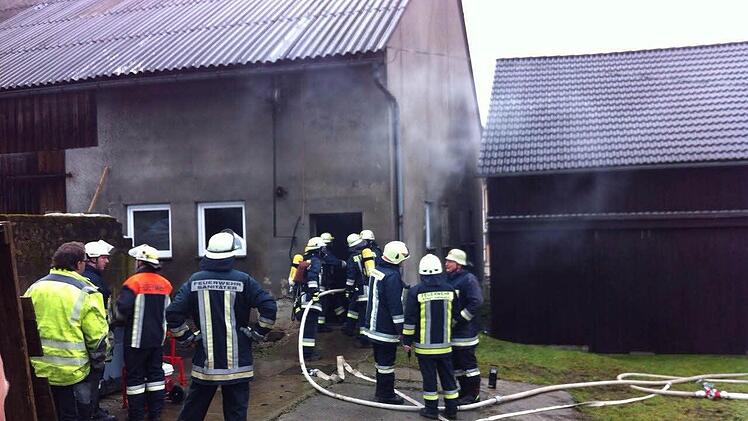 Die Feuerwehrleute hatten den Brand in der Scheune schnell unter Kontrolle. Foto: Stefan Wicklein