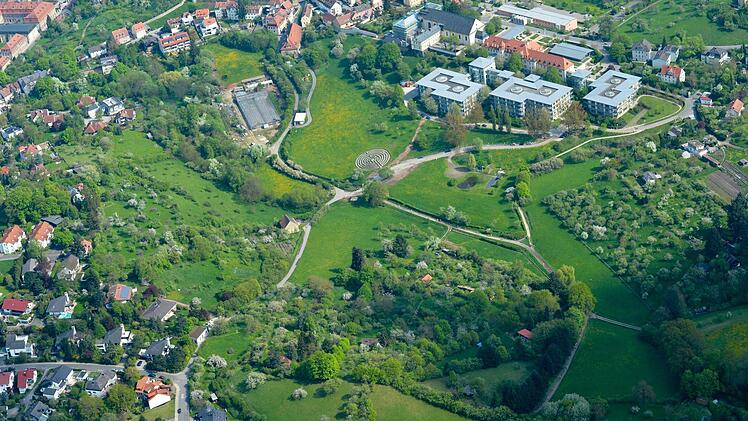 Das malerische Bild des Ottobrunnens: Eine Erschließung der Klinikgebäude (rechts oben) über die Frutolfstraße würde das Tal überqueren. Ein Parkhaus im Michelsberg setzt eine Rolltreppe in der Nähe des Terrassengartens voraus (links oben im Bild).  Foto: Ronald Rinklef
