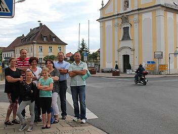 Die Gründer der Bürgerinitiative (von links hinten) an der Kreuzung: Rosi und Kurt Meißner (Beisitzer), Heike Steinbach (Schriftführerin), Sabine Dusold (stellv. Vorsitzende), Joachim Trautner (Vorsitzender) und Sebastian Zeh (Schatzmeister). Vorne: der Protest-Nachwuchs.  Foto: S. Martin