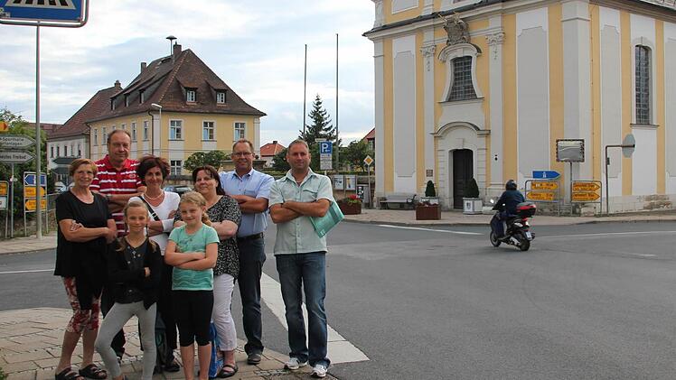 Die Gründer der Bürgerinitiative (von links hinten) an der Kreuzung: Rosi und Kurt Meißner (Beisitzer), Heike Steinbach (Schriftführerin), Sabine Dusold (stellv. Vorsitzende), Joachim Trautner (Vorsitzender) und Sebastian Zeh (Schatzmeister). Vorne: der Protest-Nachwuchs.  Foto: S. Martin