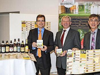 Bürgermeister Christian Lange, Landrat Johann Kalb und Tourismusdirektor Andreas Christel (von links) bei der Vorstellung der Faltkarte Foto: RiegerPress