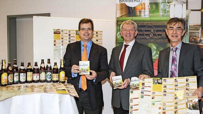 Bürgermeister Christian Lange, Landrat Johann Kalb und Tourismusdirektor Andreas Christel (von links) bei der Vorstellung der Faltkarte Foto: RiegerPress
