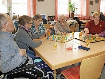 Im Michelauer BRK-Mehrgenerationenhaus betreuen Fotini Beck-Deinhard (Zweite von links) und Heike Siegel (Dritte von rechts) die Besucher des Café "Auszeit".  Foto: Gerda Völk