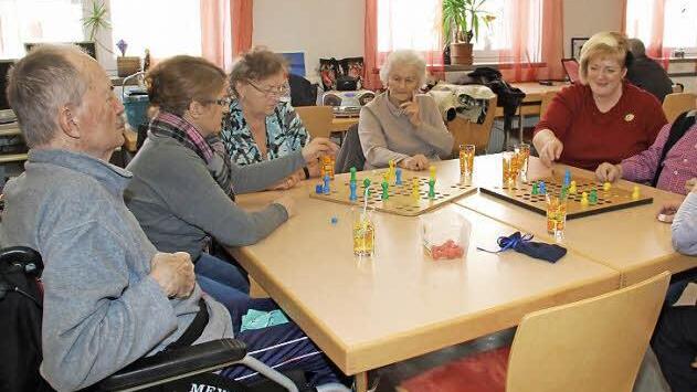 Im Michelauer BRK-Mehrgenerationenhaus betreuen Fotini Beck-Deinhard (Zweite von links) und Heike Siegel (Dritte von rechts) die Besucher des Café "Auszeit".  Foto: Gerda Völk