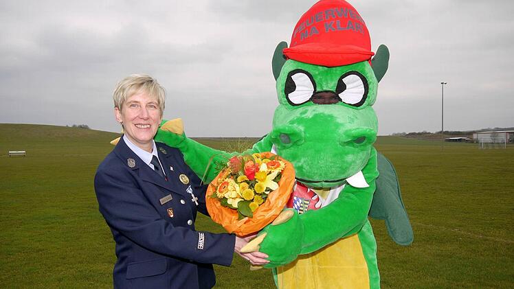 Plüschiger Gratulant: "Löschi", das von der Neustadter Firma Heunec gestaltete Maskottchen der Kinder- und Feuerwehren im Coburger Land, wünscht Sabine Rudolph viel Erfolg beim ihrem Job als Frauenbeauftragte der Feuerwehren im Landkreis Coburg. Fotos: Berthold Köhler