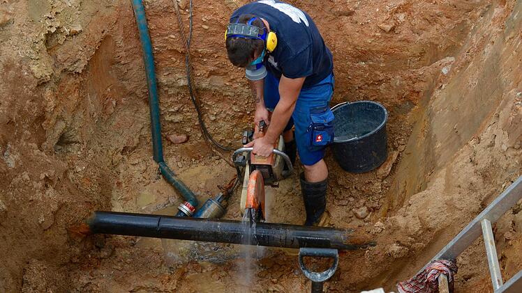 Die Wasserleitung wird hier von einem Fachmann des Versorgers Rhön-Maintal-Gruppe durchtrennt. Foto: Kathrin Kupka-Hahn