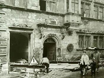 Abriss 1965 in der Coburger Herrngasse: nur die Fassade blieb stehen.Foto: CT-Archiv/heki