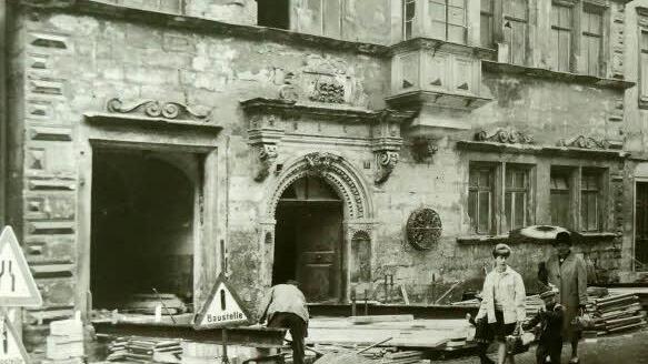 Abriss 1965 in der Coburger Herrngasse: nur die Fassade blieb stehen.Foto: CT-Archiv/heki