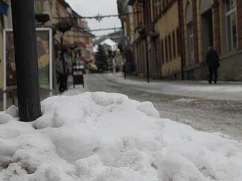Noch liegt der Schnee in der Ludwigstraße. Erst in der nächsten Woche soll es tauen. Bis dahin müssen Hausbesitzer für Ordnung sorgen. Foto: Ulrike Müller