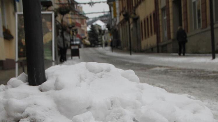 Noch liegt der Schnee in der Ludwigstraße. Erst in der nächsten Woche soll es tauen. Bis dahin müssen Hausbesitzer für Ordnung sorgen. Foto: Ulrike Müller