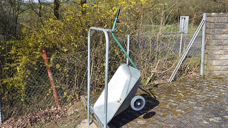 Die von Petra Erickson angeregten Pfandstationen für die Schubkarren in den Friedhöfen sind mittlerweile eingetroffen. Im neuen Friedhof Gädheim wurde bereits eine installiert.Ulrike Langer