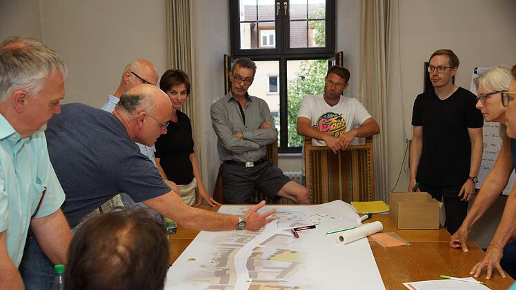 Teilnehmer des Workshops diskutieren über die Straßengestaltung.Foto: Arkadius Guzy
