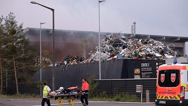 Die Katastrophen-App Katwarn schlug Alarm: Ein Gro&szlig;brand im S&uuml;den von N&uuml;rnberg wurde gemeldet. Foto: NEWS5 / Grundmann