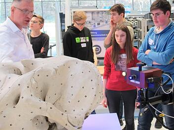 Im Bayreuther Fraunhofer-Institut wurde der Kulmbacher Elefantenschädel aus der Asservatenkammer des Markgraf-Georg-Friedrich-Gymnasiums digitalisiert. Von links: Bernd Rosemann von der  Fraunhofer-Projektgruppe Prozessinnovation an der Universität Bayreuth, Moritz Ott, Tobias Brand, Fabian Hansmann, Anna Hochgesang und  Moritz Mertel. privat