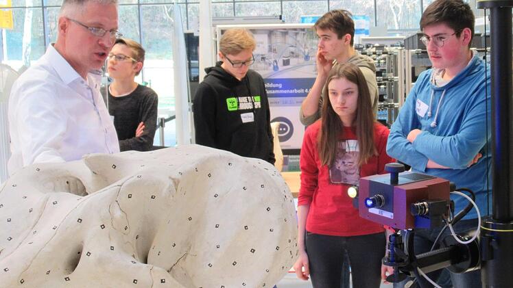Im Bayreuther Fraunhofer-Institut wurde der Kulmbacher Elefantenschädel aus der Asservatenkammer des Markgraf-Georg-Friedrich-Gymnasiums digitalisiert. Von links: Bernd Rosemann von der  Fraunhofer-Projektgruppe Prozessinnovation an der Universität Bayreuth, Moritz Ott, Tobias Brand, Fabian Hansmann, Anna Hochgesang und  Moritz Mertel. privat