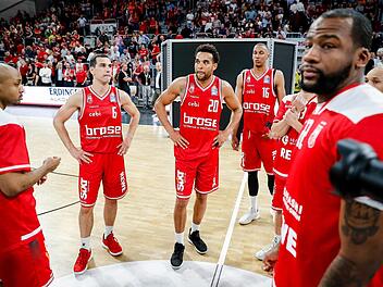 Der Frust über das Play-off-Aus in eigener Halle ist (von links) Ricky Hickman, Nikos Zisis, Elias Harris, Louis Olinde und Cliff Alexander deutlich anzusehen. Fotos: Daniel Löb