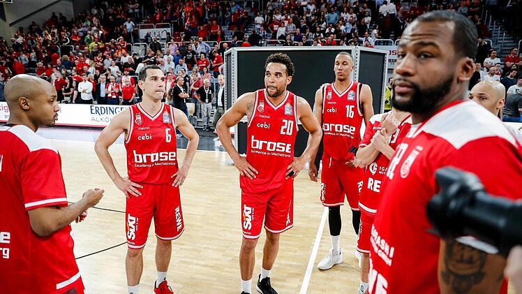 Der Frust über das Play-off-Aus in eigener Halle ist (von links) Ricky Hickman, Nikos Zisis, Elias Harris, Louis Olinde und Cliff Alexander deutlich anzusehen. Fotos: Daniel Löb