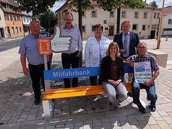 Übergabe der Mitfahrerbank auf dem Marktplatz in Maßbach: (hinten von links) Egon Klöffel (Bürgermeister Thundorf), Fridolin Zehner (Bürgermeister  Rannungen), Birgit Göbhardt (Bürgermeister Üchtelhausen), Matthias Klement (Bürgermeister Markt Maßbach) und (vorne) Hannah-Rabea Grübl (Allianzmangerin SWOL) sowie Winfried Streit (Seniorenbeauftragter Markt Maßbach).Philipp Bauernschubert