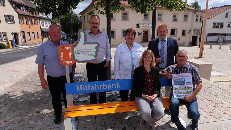Übergabe der Mitfahrerbank auf dem Marktplatz in Maßbach: (hinten von links) Egon Klöffel (Bürgermeister Thundorf), Fridolin Zehner (Bürgermeister  Rannungen), Birgit Göbhardt (Bürgermeister Üchtelhausen), Matthias Klement (Bürgermeister Markt Maßbach) und (vorne) Hannah-Rabea Grübl (Allianzmangerin SWOL) sowie Winfried Streit (Seniorenbeauftragter Markt Maßbach).Philipp Bauernschubert