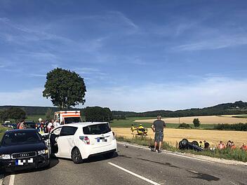 In Mittelfranken ist es am Montag zu einem schweren Verkehrsunfall gekommen. Bei dem Zusammensto&szlig; mehrerer Autos wurden f&uuml;nf Menschen verletzt. Foto: NEWS5 / Goppelt