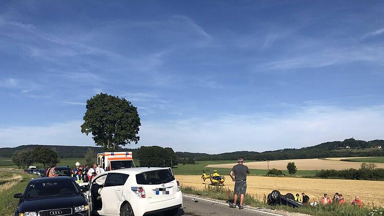 In Mittelfranken ist es am Montag zu einem schweren Verkehrsunfall gekommen. Bei dem Zusammensto&szlig; mehrerer Autos wurden f&uuml;nf Menschen verletzt. Foto: NEWS5 / Goppelt