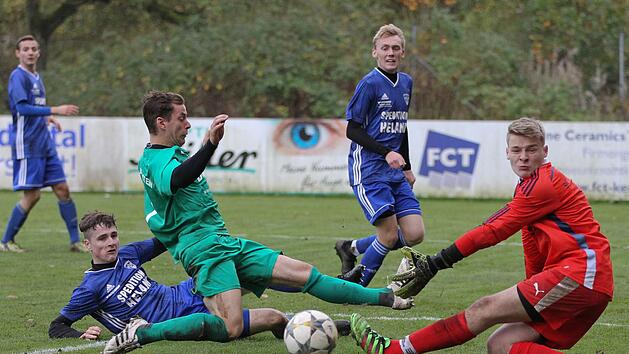 M&ouml;nchr&ouml;dens dreifacher Torsch&uuml;tze Lukas K&ouml;hn (links) kann vom Arnsteiner Patrick Sch&uuml;tz (Mitte) nicht mehr gestoppt werden und &uuml;berwindet SC-Schlussmann Johannes Dornh&ouml;fer.  Foto: Lisa H&uuml;mmer