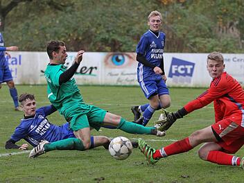 M&ouml;nchr&ouml;dens dreifacher Torsch&uuml;tze Lukas K&ouml;hn (links) kann vom Arnsteiner Patrick Sch&uuml;tz (Mitte) nicht mehr gestoppt werden und &uuml;berwindet SC-Schlussmann Johannes Dornh&ouml;fer.  Foto: Lisa H&uuml;mmer