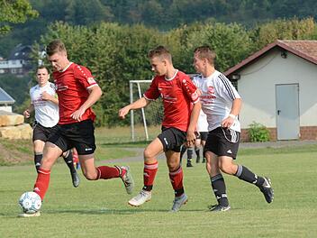 Der FC Elfershausen (in Rot) - hier bei einem Spiel im August gegen die SG Obereschenbach/Morlesau - tritt aktuell mit der jüngsten Mannschaft des Spielerkreises an. Foto: ssp