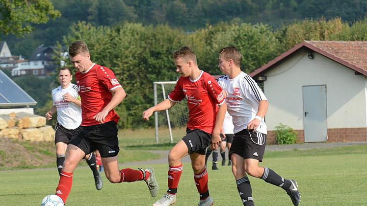 Der FC Elfershausen (in Rot) - hier bei einem Spiel im August gegen die SG Obereschenbach/Morlesau - tritt aktuell mit der jüngsten Mannschaft des Spielerkreises an. Foto: ssp