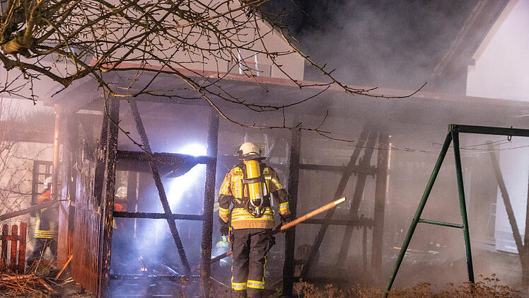 Gartenlaube niedergebrannt: Feuer drohte auf Wohnhaus überzugreifen