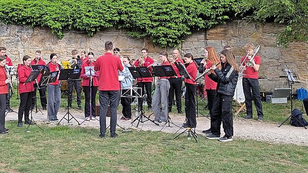 Ein Standkonzert gab das Junior- und Sch&uuml;lerorchester der Jugend- und Trachtenkapelle im Brandbachgarten.