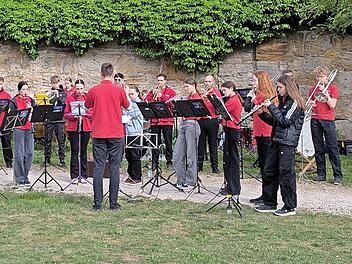 Ein Standkonzert gab das Junior- und Schülerorchester der Jugend- und Trachtenkapelle im Brandbachgarten.