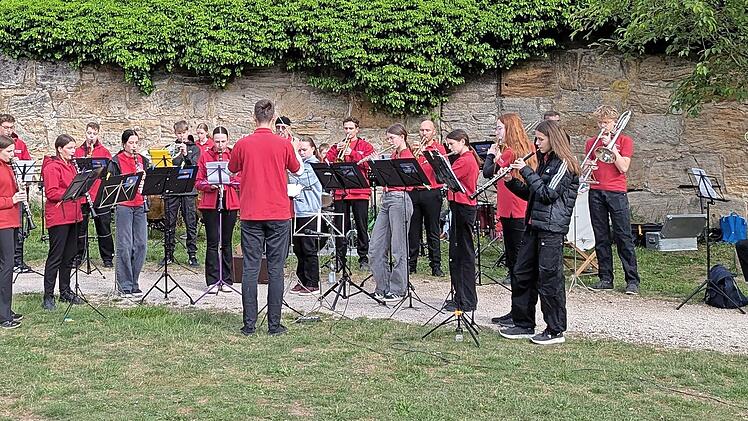 Ein Standkonzert gab das Junior- und Schülerorchester der Jugend- und Trachtenkapelle im Brandbachgarten.