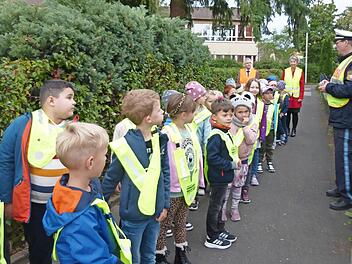 Die Klasse 1a mit POK Matthias Kleren (rechts), Roland Friedrich (hinten links) und Petra Müller (hinten rechts).