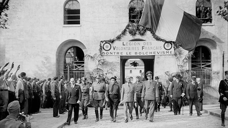 Eine Inkorporationszeremonie der 1941 gegr&uuml;ndeten freiwilligen Legion&auml;re der LVF (L&eacute;gion des volontaires fran&ccedil;ais contre le bolchevisme) zeigt die f&uuml;r den "Kampf gegen den Bolschewismus" angetretenen Franzosenf&uuml;hrer in der Kaserne Borgnis-Desbordes in Versailles.