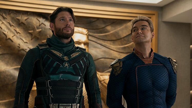 Homelander (Antony Starr, rechts) holt sich Unterst&uuml;tzung von seinem Vater Soldier Boy (Jensen Ackles).