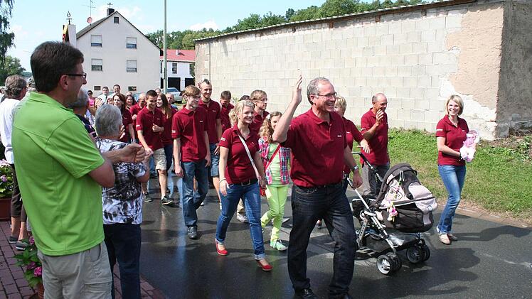 Auf dem Arm von Mutti Sabine nimmt die erst fünf Wochen alte Leni (ganz vorne rechts) teil.