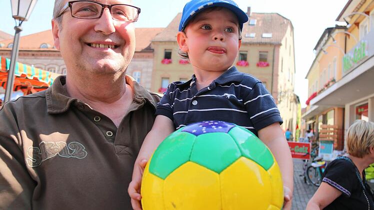 Robert Röthlein aus Untererthal gewann mit drei Treffern das Torwandschießen, Enkel Jonas freute sich über den Gewinn. Foto: Gerd Schaar