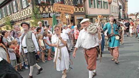Die Handwerker beim Einzug am Vormittag. Sie zeigten ihr Können anschließend in Ständen rund ums Rathaus.