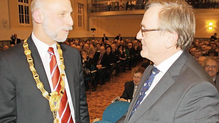 Oberbürgermeister Kay Blankenburg (links) sagte beim Neujahrsempfang der Stadt gestern Abend einem Mann ein besonderes Dankeschön: Prof. Dr. Till Roenneberg. Der Chronobiologe hielt die Neujahrsansprache zum Thema "Die innere Uhr". Begeisternd. Foto: Paul Ziegler
