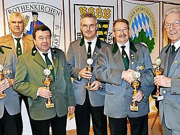 Pokalübergabe und Siegerehrung nach dem Sebastiani-Schießen in Rothenkirchen. Das Bild zeigt (von links) Roland Backer (Pressig), Zweiten Schützenmeister Wolfgang Bergmann (Rothenkirchen), Harald Scherbel (Förtschendorf), Frank Zapf (Friedersdorf), Emil Müller (Rothenkirchen) und Ersten Schützenmeister Reinhold Wolf (Rothenkirchen). Foto: Karl-Heinz Hofmann