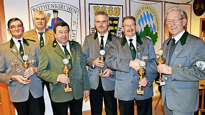 Pokalübergabe und Siegerehrung nach dem Sebastiani-Schießen in Rothenkirchen. Das Bild zeigt (von links) Roland Backer (Pressig), Zweiten Schützenmeister Wolfgang Bergmann (Rothenkirchen), Harald Scherbel (Förtschendorf), Frank Zapf (Friedersdorf), Emil Müller (Rothenkirchen) und Ersten Schützenmeister Reinhold Wolf (Rothenkirchen). Foto: Karl-Heinz Hofmann
