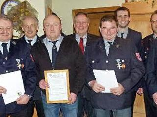 Ehrungen prägten die Hauptversammlung der Feuerwehr Gumpersdorf. Unser Bild zeigt (von links) Landrat Klaus Peter Söllner, Horst Greim, Kreisbrandinspektor Horst Tempel, Ehrenkommandant Otto Limmer, Bürgermeister Volker Schmiechen, Norbert Wölfel, Kommandant Dominik Haderdauer, Vorsitzenden Wolfgang Heidenreich und Thomas Wagner. Foto: Werner Oetter