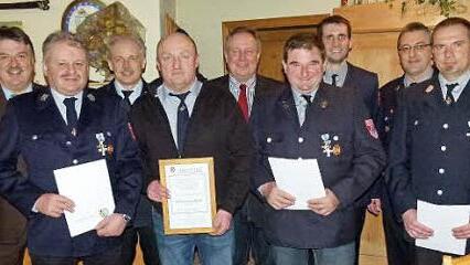 Ehrungen prägten die Hauptversammlung der Feuerwehr Gumpersdorf. Unser Bild zeigt (von links) Landrat Klaus Peter Söllner, Horst Greim, Kreisbrandinspektor Horst Tempel, Ehrenkommandant Otto Limmer, Bürgermeister Volker Schmiechen, Norbert Wölfel, Kommandant Dominik Haderdauer, Vorsitzenden Wolfgang Heidenreich und Thomas Wagner. Foto: Werner Oetter