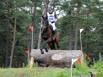 Der Grafenrheinfelder Hannes Mergler überspringt problemlos mit Shibasaburo einen mehr als mächtigen Baumstamm. Foto: Hopf
