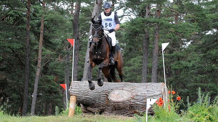 Der Grafenrheinfelder Hannes Mergler überspringt problemlos mit Shibasaburo einen mehr als mächtigen Baumstamm. Foto: Hopf