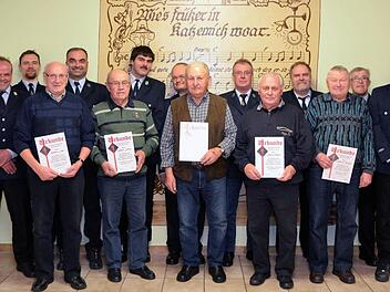Die Ehrung von langjährigen Feuerwehrmitgliedern nahm der Vorstand gemeinsam unter Leitung vom Vorsitzenden Friedrich Geis (links) vor. Foto: Peter Rauch