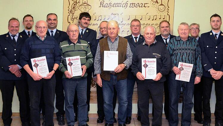 Die Ehrung von langjährigen Feuerwehrmitgliedern nahm der Vorstand gemeinsam unter Leitung vom Vorsitzenden Friedrich Geis (links) vor. Foto: Peter Rauch